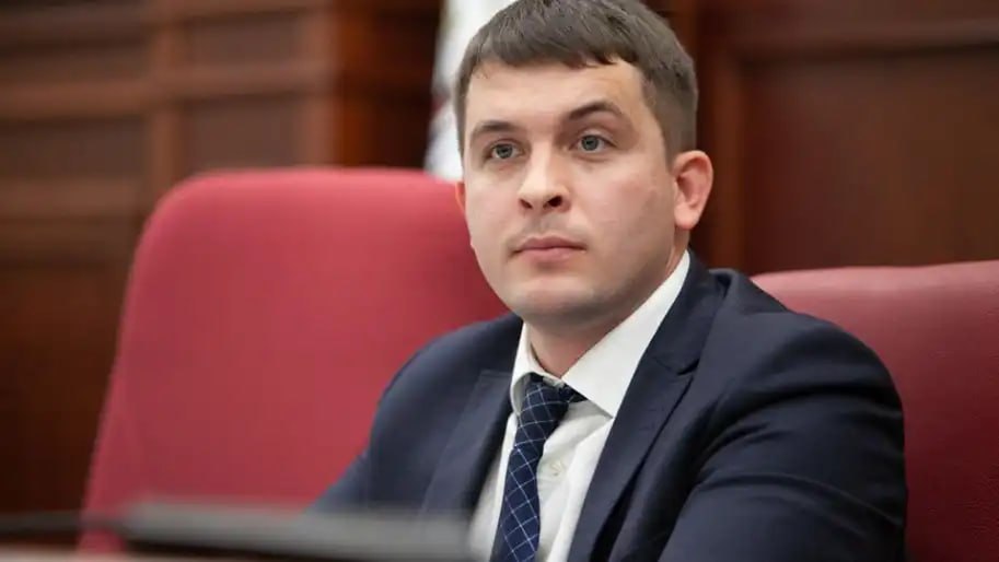 Ілюстрація до публікації «Захист керівника апарату КМДА Дмитра Загуменного, якого викрили на підробленні листів-запрошень задля подорожей до Барселони та Флоренції під час війни, умисно затягує передачу…»
