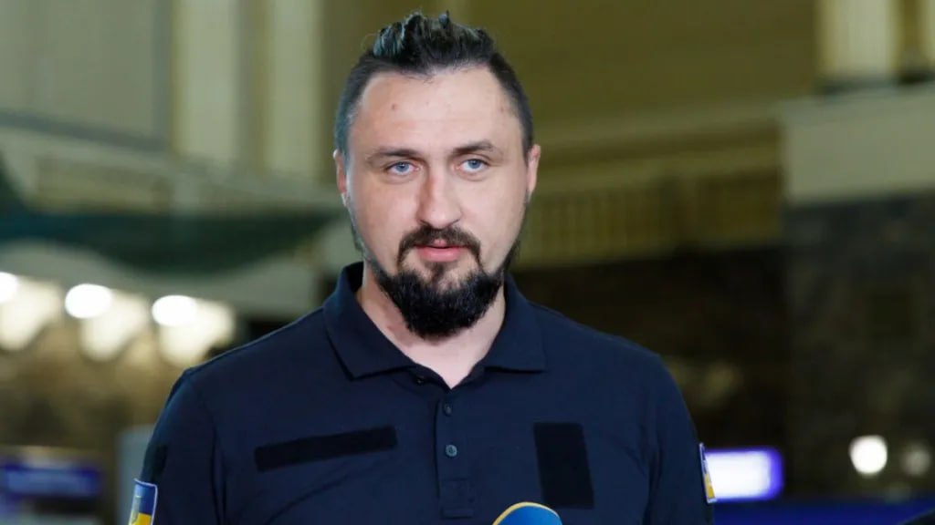 Ілюстрація до публікації «Людина Камишіна Олександра є організатором виставки «Критично захищено» в с.Капітанівка Київської області, де 24 липня 2026 року внаслідок ракетного удару загинули 10 чоловік і…»