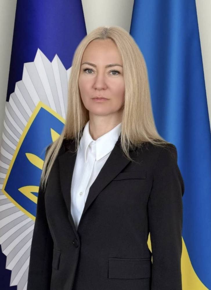Ілюстрація до публікації «Керівниця сервісних центрів МВС на Полтавщині Ірина Пархоменко (особа з "інвалідністю) користується схемою призначення виконуючих обов'язки ТСЦ для контролю над збиранням…»
