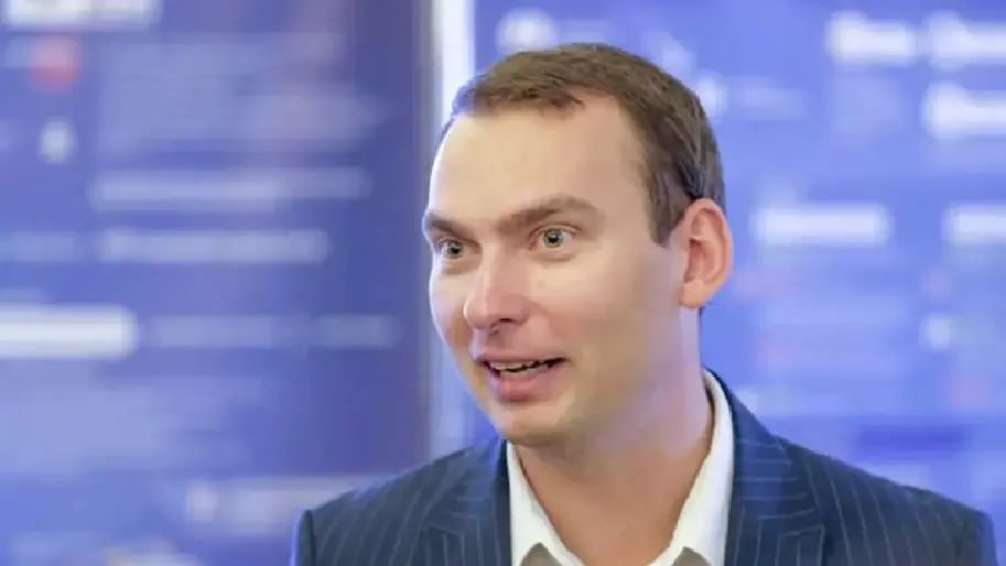 Ілюстрація до публікації «За даними ЗМІ, нардеп Ярослав Железняк працював у російській консалтинговій компанії Kesarev Consulting та помічником проросійського нардепа від Партії регіонів Олексія Плотнікова.»