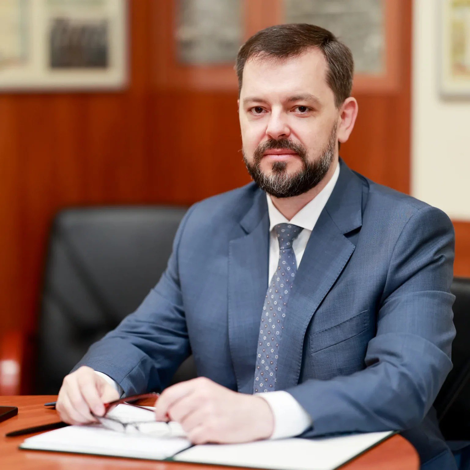 Ілюстрація до публікації «Заступник голови Державної аудиторської служби, колишній прокурор та адвокат Станіслав Патюк вказав в декларації наявність шість паркомісць та лише два авто.»