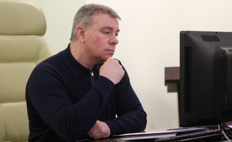 Ілюстрація до публікації «Колишній в.о. начальника Харківського обласного управління податкової служби Василь Гладченко, що отримав підозру в хабарництві, під час війни позичив 150 тис. євро в адвоката.»