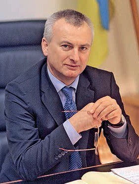 Ілюстрація до публікації «Скандальний керівник управління Ігор Михайлишин, який впровадив корупційну схему отримання паспортів заочно, звільнився за власним бажанням зі служби.»