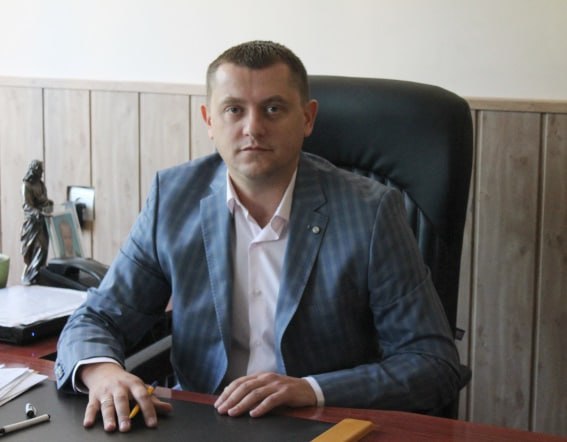 Ілюстрація до публікації «Скандальний керівник управління Ігор Михайлишин, який впровадив корупційну схему отримання паспортів заочно, звільнився за власним бажанням зі служби.»