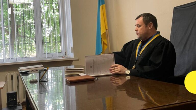 Ілюстрація до публікації «ВАКС зупинив провадження у справі судді Приморського райсуду Одеси Ілля Лонський, якого підозрюють в отриманні хабаря, призупинили у зв'язку з його мобілізацією до лав ЗСУ.»