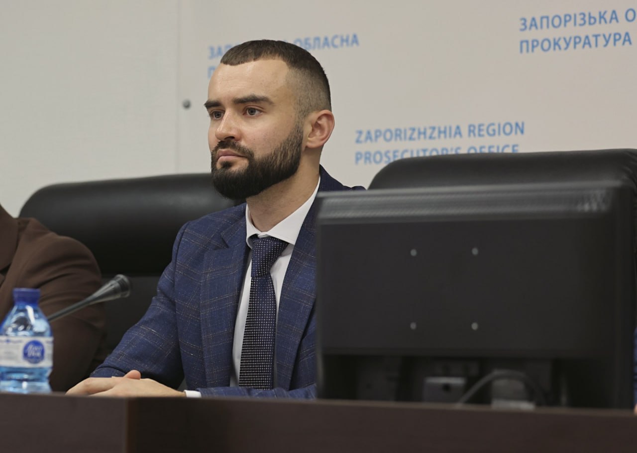 Ілюстрація до публікації «Шість відмов, один Lincoln і один дзвінок — кому в Запоріжжі поіменно адресована пресконференція Кузьменка.»