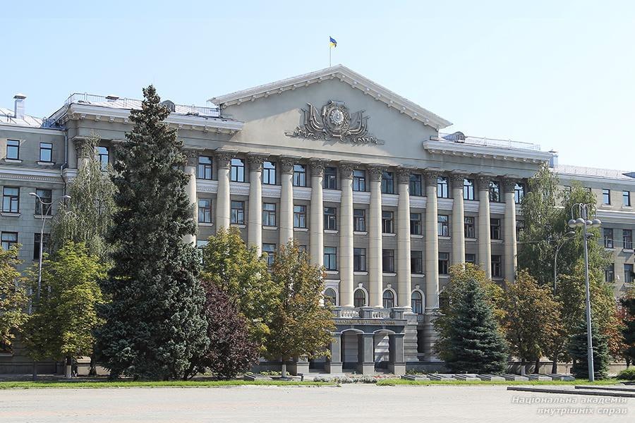 Ілюстрація до публікації «Мільйонер в НАВС: будинок за 8 млн, коштовні авто, 253 тис. доларів та 41 тис. євро у готівці»