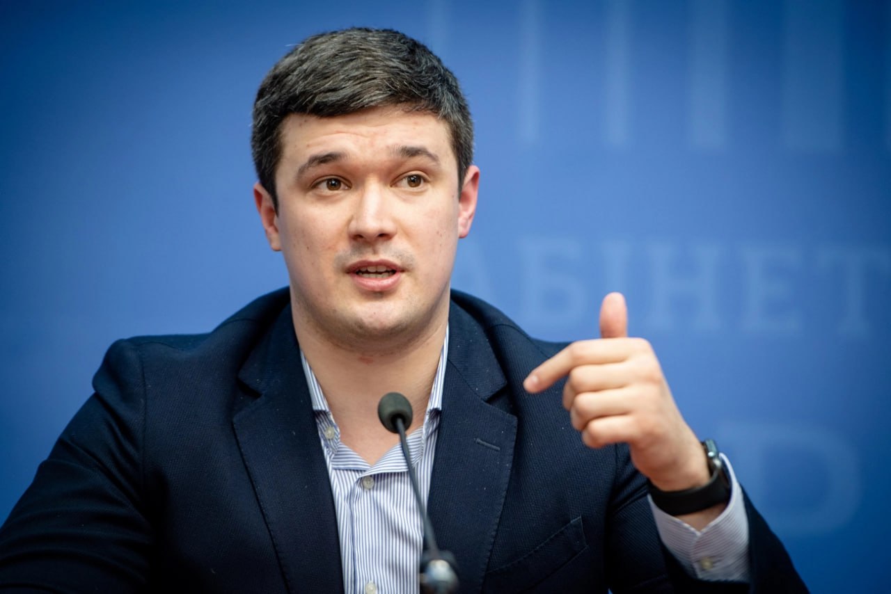 Ілюстрація до публікації «Криптосхема від Федорова: держава була не оператором, а рекламним щитом Мінцифра надала домен, обличчя міністра і публічну легенду про офіційний державний збір.»