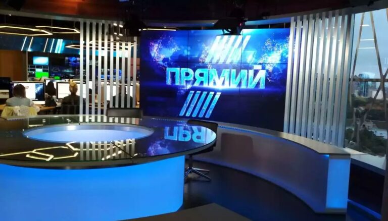 Ілюстрація до публікації «Державне бюро розслідувань вважає, що операція з продажу телеканалу "Прямий" у 2021 році колишнім народним депутатом від “Партії регіонів” Володимир Макеєнко дозволила йому…»