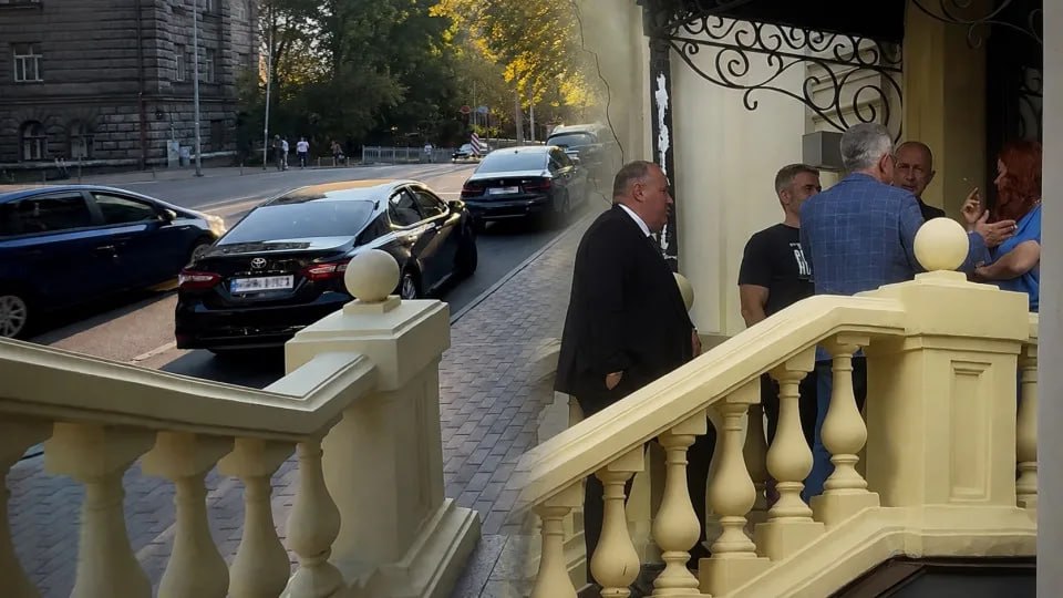 Ілюстрація до публікації «Поки рятувальники в Солом’янському та Дарницькому районах Києва діставали з-під завалів тіла киян, за кілька кілометрів звідти, в елітному ресторані на вулиці Павла…»