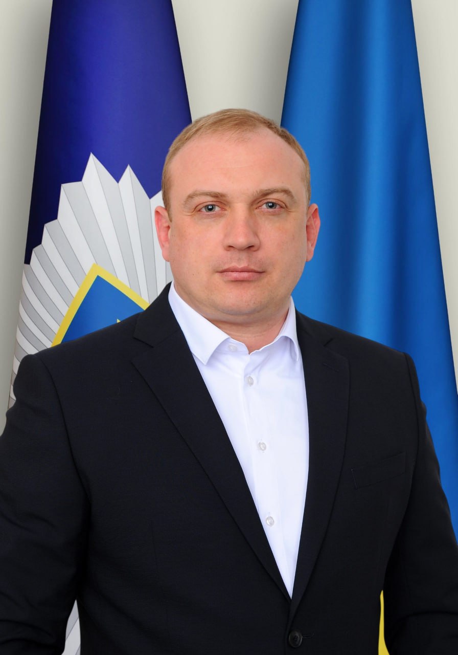 Ілюстрація до публікації «Начальник РСЦ МВС Козаков за рік змінив одну Camry на іншу, його дружина тримає десятки гектарів землі, а син має польський паспорт.»