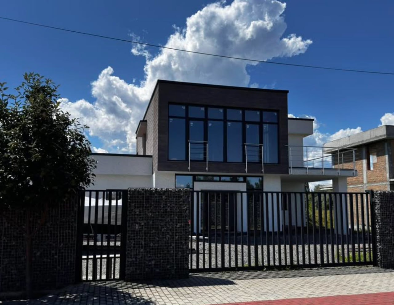 Ілюстрація до публікації «Рейдерство Шевченка: У лютому 2021 Шевченко та Кулик захоплюють керівництво «Рівер Парк» із заміною юрадреси на адресу, за якою розташована «Рівер Гарден» та «Перша Будівельна…»
