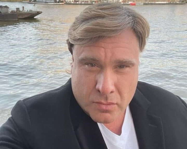 Ілюстрація до публікації «Галантернік та його роль у банкрутстві ЧМП ☑ Арбітражний керуючий у курнику На початку 2000-х молодий арбітражний керуючий Володимир Галантернік заходить у ЧМП.»