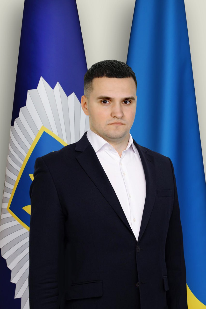 Ілюстрація до публікації «Син — під бронюванням в ТСЦ МВС, а батько — прокурор-хуліган ✔Пришко Назар Олександрович — адміністратор та фактичний керівник ТСЦ МВС №5642 (Дубно). ✔Пришко Олександр…»