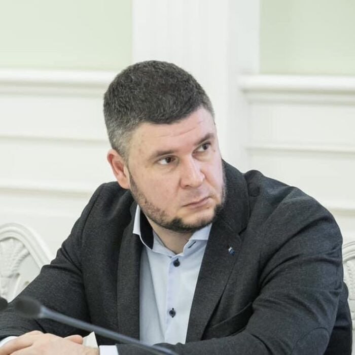 Ілюстрація до публікації «Директор департаменту екології КМДА Павло Іванов купив BMW 320i за 2 млн гривень Іванов 28 липня він оформив у ТОВ «АВТ Баварія Київ» BMW 320i (2026).»