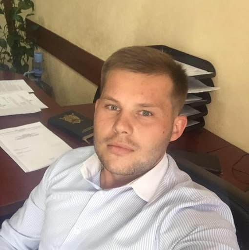 Ілюстрація до публікації «Прокурор з Дніпра міняє авто як рукавички Заступник керівника Лівобережної окружної прокуратури Дніпра Артем Олександрович Мазниця за 13 місяців прокрутив 4 авто.»