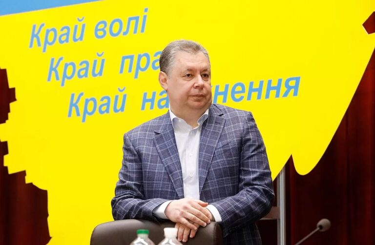 Ілюстрація до публікації «Заступник голови Запорізької обласної ради Геннадій Фукс одразу після звільнення з посади купив у сина автомобіль LEXUS.»