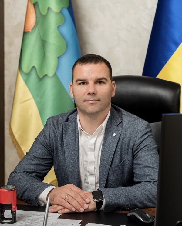 Ілюстрація до публікації ««Тобі зуби виб’ють»: голова елітного Гатного з підозрою в хабарі й досі при владі»