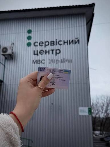 Ілюстрація до публікації «Хабарі у головному хабі іспитів ТСЦ МВС на Хмельниччині ⚖У Хмельницькому посередник Пивнюк Артем Сергійович «закрив» іспит на права за 18 тис. гривень.»