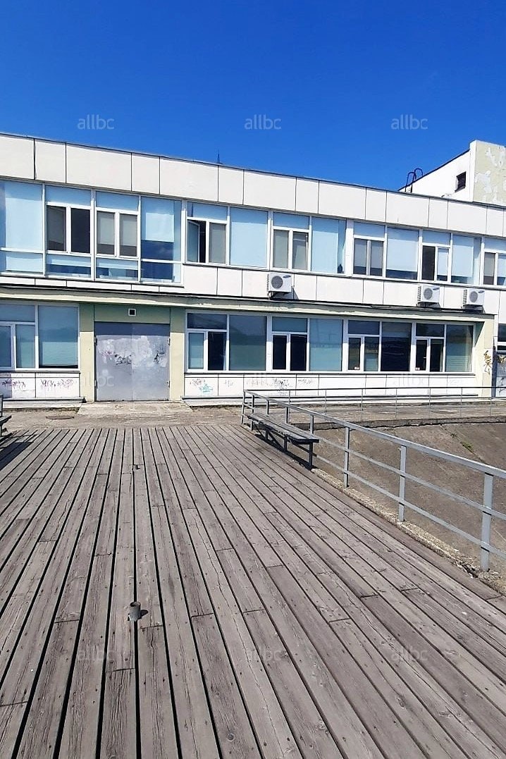 Ілюстрація до публікації «БЕБ через суд «заморозило» причал ексголови НБУ Смолія на Подолі Слідство каже: 151 м набережної «пришили» до колишньої їдальні Укррічфлоту.»