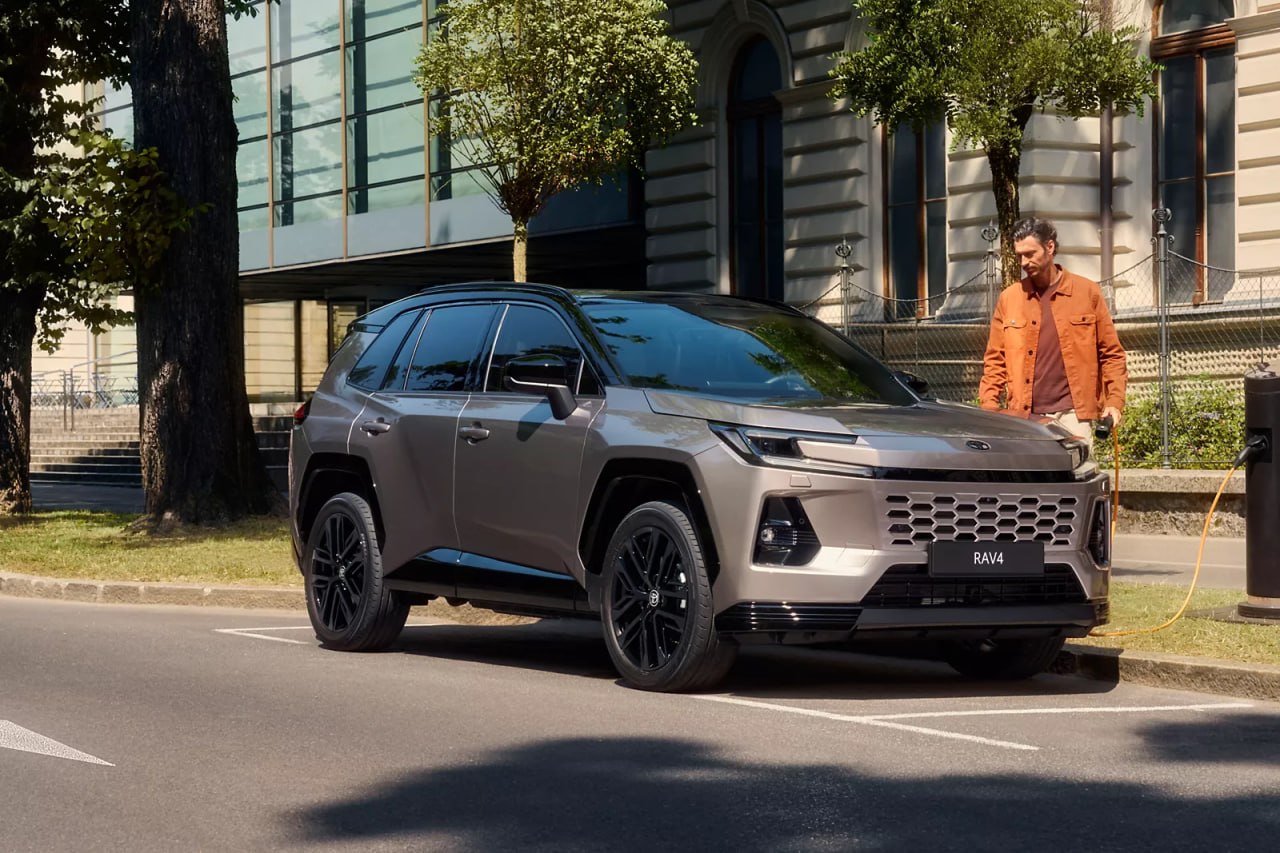 Ілюстрація до публікації «Суддя Житомирського ОАС з новим Toyota RAV4 Hybrid живе в квартирі матері, а її чоловік узяв BMW X6 за 3,5 млн»