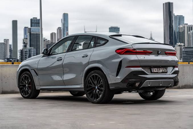 Ілюстрація до публікації «Суддя Житомирського ОАС з новим Toyota RAV4 Hybrid живе в квартирі матері, а її чоловік узяв BMW X6 за 3,5 млн»