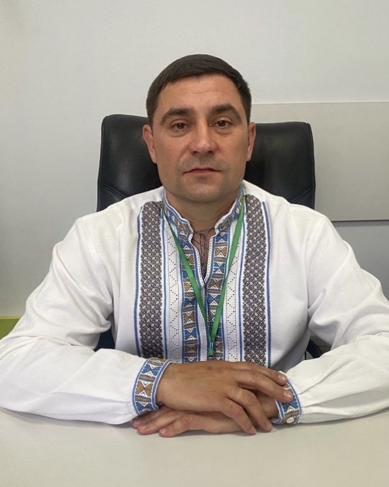 Ілюстрація до публікації «Начальник ТСЦ МВС в Обухові Сергій Чиж за рік обріс землею в Чернігівській області. 🚫 Готівка в декларації стоїть на місці третій рік Сергій Іванович Чиж, начальник ТСЦ МВС №…»