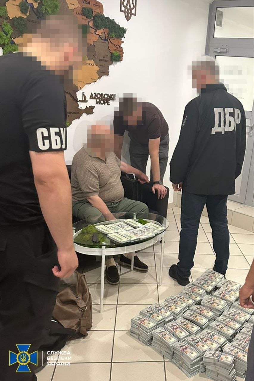 Ілюстрація до публікації «СБУ та ДБР затримали у Києві адвоката, який вимагав 5 млн доларів США за «закриття» кримінального провадження»