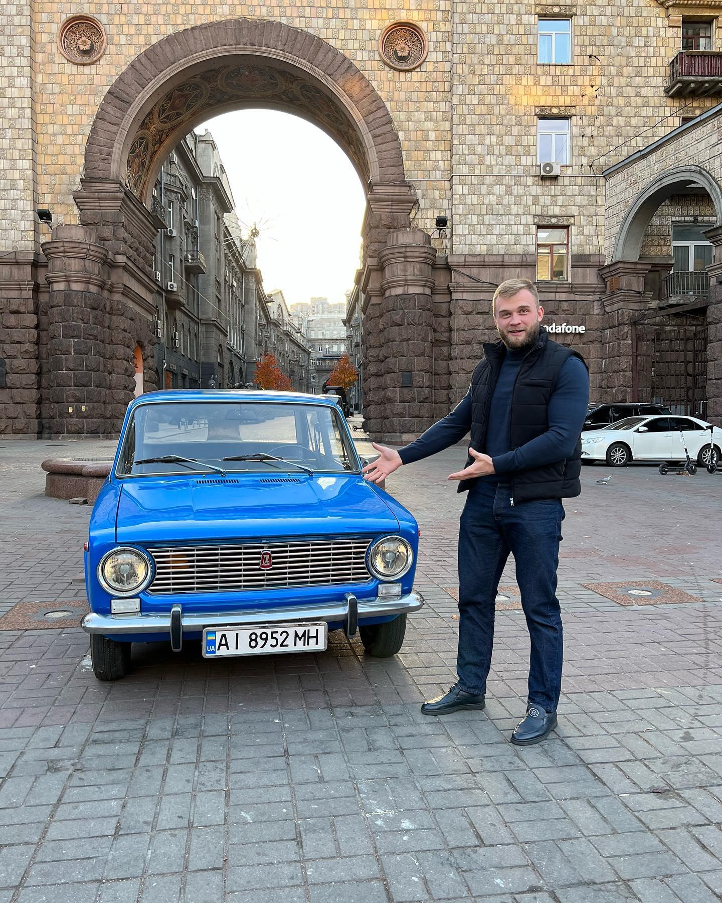 Ілюстрація до публікації «Нардеп Артем Дмитрук офіційно декларує лише старенький "ВАЗ" (1972), але полюбляє їздити на значно розкішніших машинах типу Land Rover Range Rover.»
