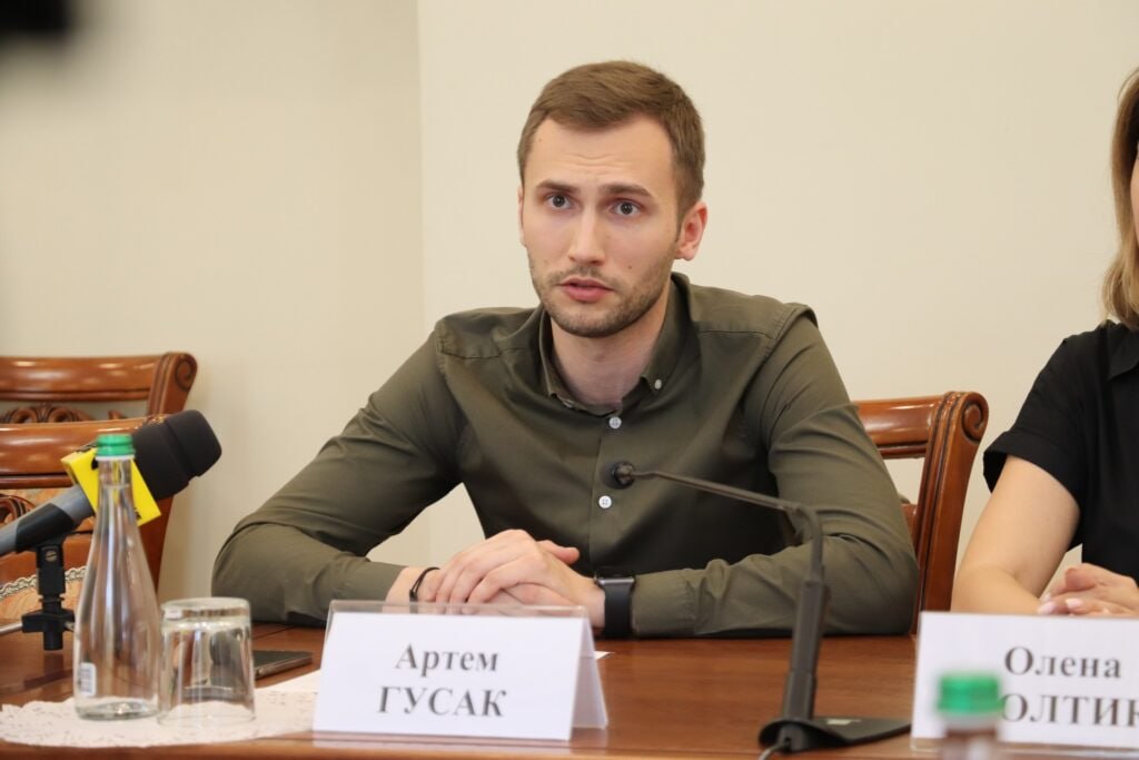 Ілюстрація до публікації «Директора департаменту Мінрозвитку Артема Гусака, якого можуть призначити заступником мінистра з питань європейської інтеграції, показав майже мільйон зарплати та частку дружини…»