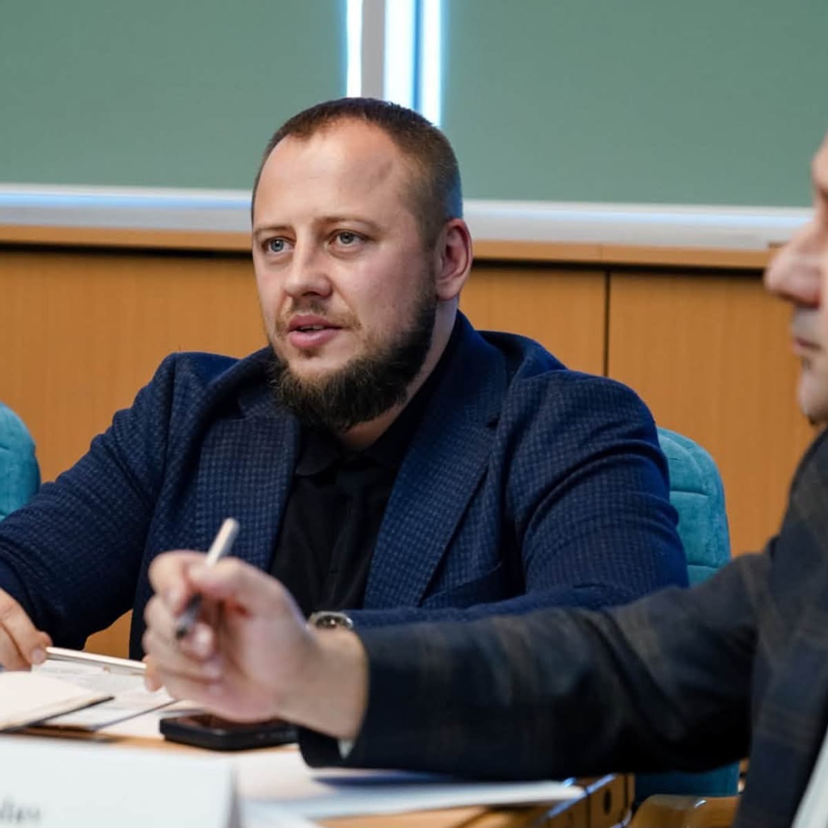 Ілюстрація до публікації «Новий директор департаменту політики відновлення Мінвідновлення набув дві квартири на 16,6 млн У річній декларації за 2025 Віктор Стеблиненко, ексначальник управління з питань…»