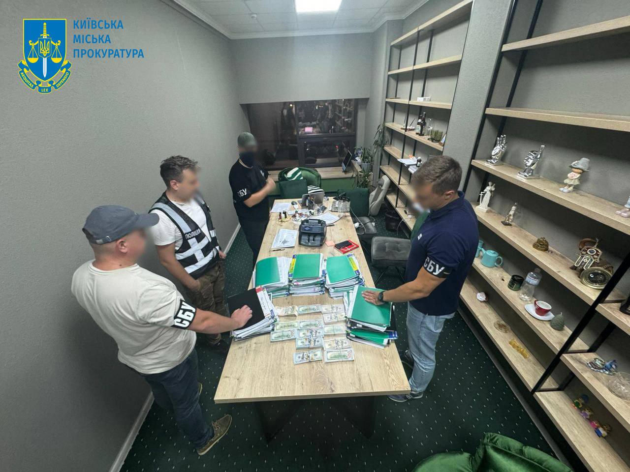 Ілюстрація до публікації «У Києві затримали адвоката, який за 45 тис. доларів допомагав військовозобов’язаним отримати «білі квитки». Йому повідомили підозру за ч. 3 ст. 332 ККУ.»