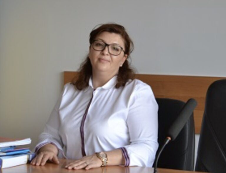 Ілюстрація до публікації «Суддя Одеського апеляційного суду Олена Комлева під час війни набула у власність елітний будинок та позашляховик.»