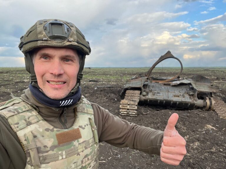 Ілюстрація до публікації «Юрій Бутусов, аби уникнути суворої відповідальності за ухилення від служби, поквапився до Дарницького ТЦК Києва наступного ж дня після ухвалення закону, аби оформити відстрочку…»