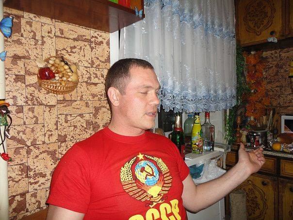 Ілюстрація до публікації «Керівник Хустського РТЦК на Закарпатті Василь Зубатов, якій відпочиває з друзями граючи в боулінг, розпиваючи алкоголь та розкидається доларами, має пропутінських родичів в росії.»