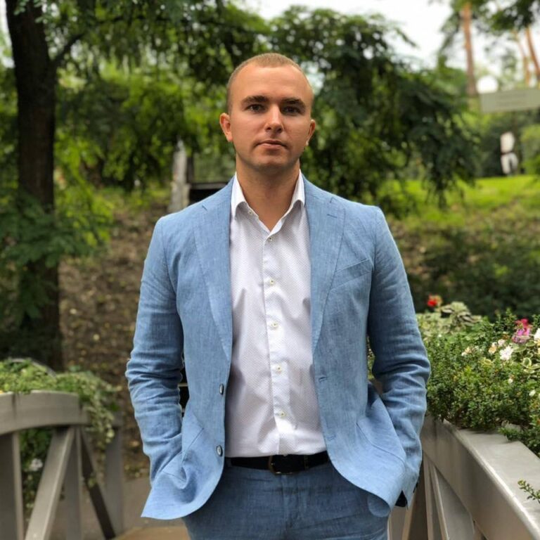 Ілюстрація до публікації «Заступник керівника відділу Головного слідчого управління ДБР Станіслав Стратанов живе в квартирі свого батька Юрія Стратанова, яку “той” прибав під-час повномасштабної війни, а…»