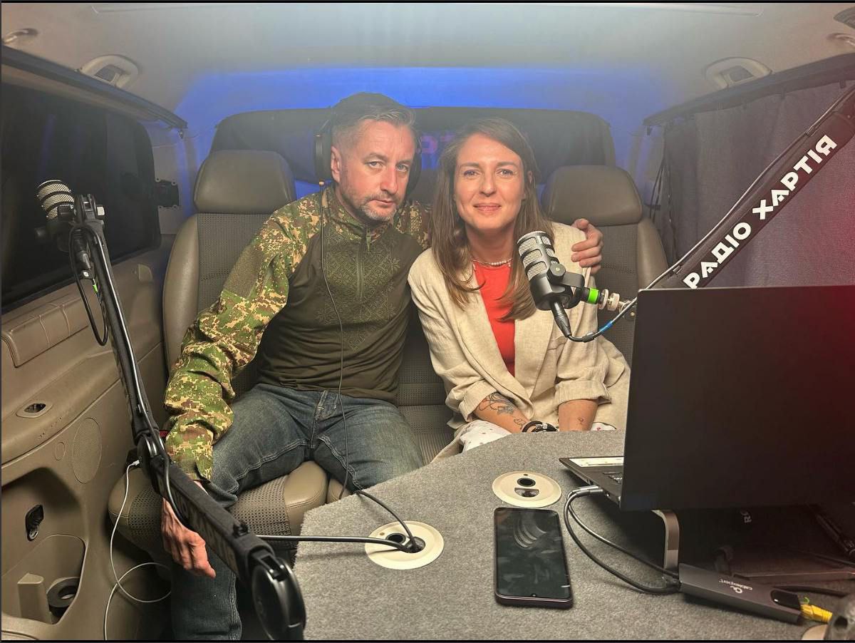 Ілюстрація до публікації «Воюй, Микола!: Письменник Сергій Жадан, який улітку заявив, що мобілізувався до армії, за фактом працює на харківській радіостанції.»