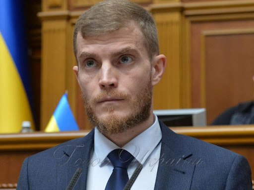 Ілюстрація до публікації «Нардеп від фракції "Голос" Максим Хлапук подарував більше півмільйона гривень невідомій особі та купив ще дорожчий кросовер Mazda.»