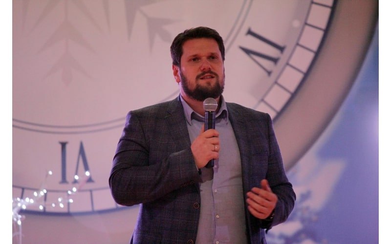 Ілюстрація до публікації «Олександр Урбанський на посаді заступника голови Одеської облради показує на публіку лише борги та придбані задешево автівки.»