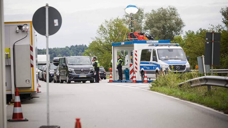 Ілюстрація до публікації «ЄС заборонив росіянам 🐷🐶 🇷🇺ввозити особисті автомобілі, смартфони та шампуні😀»