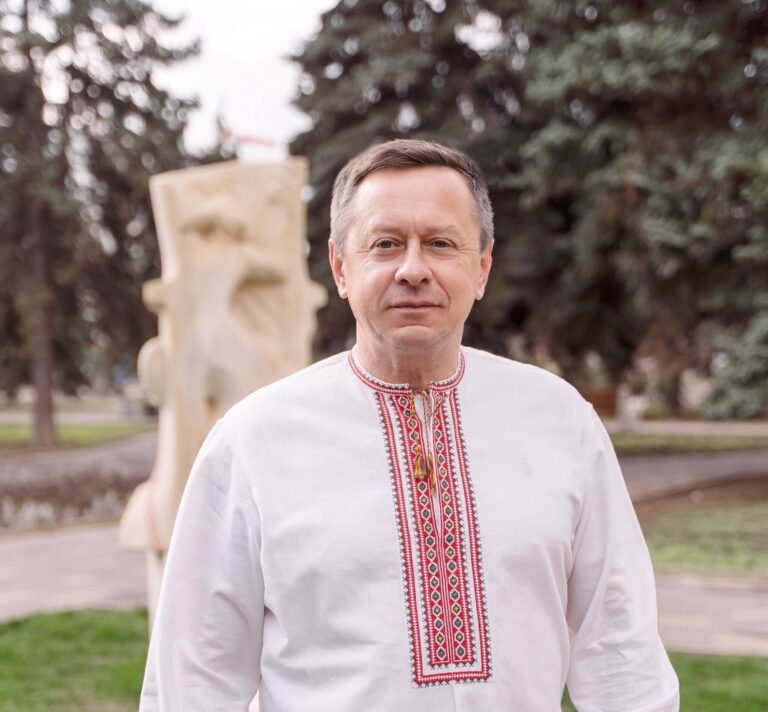 Ілюстрація до публікації «Батьки міського голови Краматорська та голови Краматорської МВА Олександр Гончаренко володіють сотнями гектарів землі, десятками квартир та будинків, а також рядом нежитлових…»