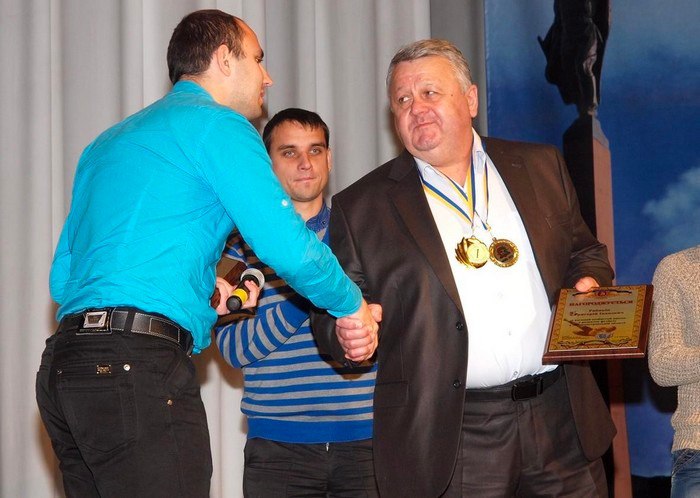 Ілюстрація до публікації «ЖАДІБНИЙ ДЕПУТАТ СУДИТЬСЯ З ВАКС»