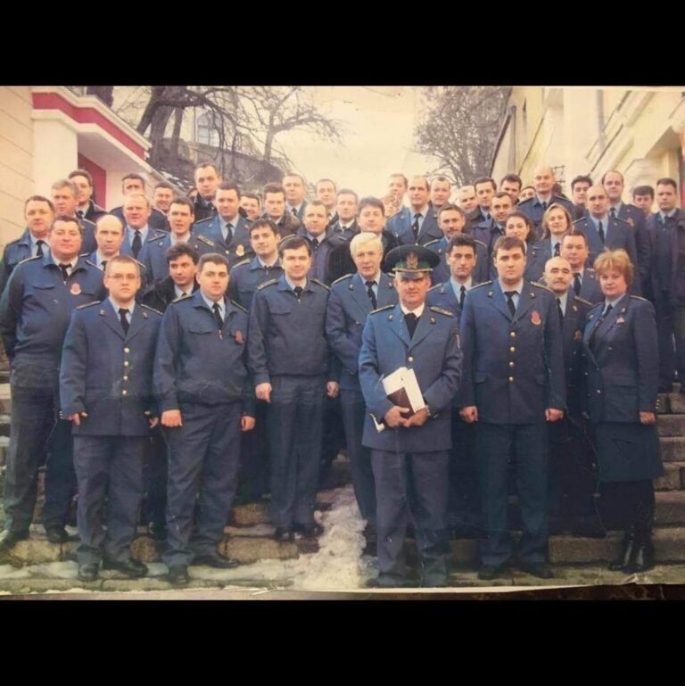 Ілюстрація до публікації «Одеський митник Олег Дранков (пузате опудало на лівій частині фото) був відомий правоохоронцям ще з 2021 року через махінації з імпортом авто з Кореї, але взяти його не могли...»