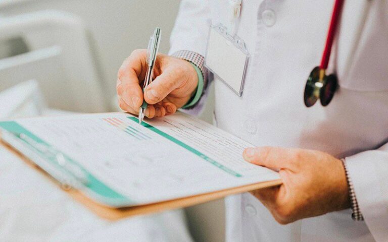 Ілюстрація до публікації «80 000$ знайшли при обшуку у лікаря МСЕК в Івано-Франківську»
