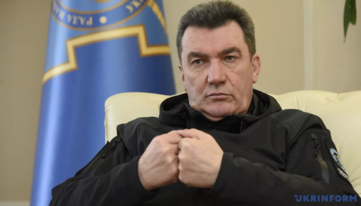 Ілюстрація до публікації «Поки пан екссекретар РНБО Олексій Данілов пішов у тінь, ми розкажемо, як його родина заробляє під час війни.»
