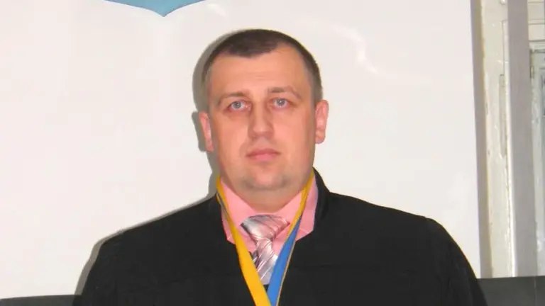 Ілюстрація до публікації «ВРП відсторонило суддю Рахівського районного суду Закарпатської області Іван Тулик від здійснення правосуддя за те, що він вказав у декларації громадянство Румунії Іван Тулик…»