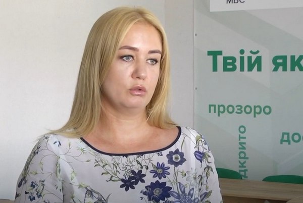 Ілюстрація до публікації «Чоловік заступника начальника регіонального сервісного центру МВС в Київській та Чернігівській областях Людмили Деркач (Тютіна) під час війни набув будинок та землю у Чернігові.»
