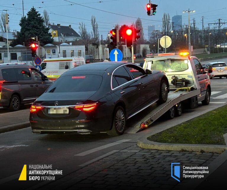 Ілюстрація до публікації «Австріяки та французи на прохання НАБУ залишили Сенниченка без автівок: сам він ховається»