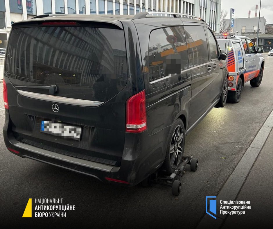 Ілюстрація до публікації «Австріяки та французи на прохання НАБУ залишили Сенниченка без автівок: сам він ховається»