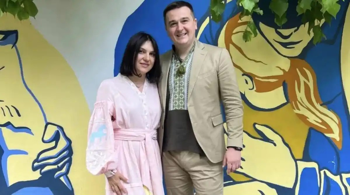 Ілюстрація до публікації «Невістка голови Хмельницької МСЕК Тетяни Крупи Катерина Крупа заробляє мільйони під час війни.»